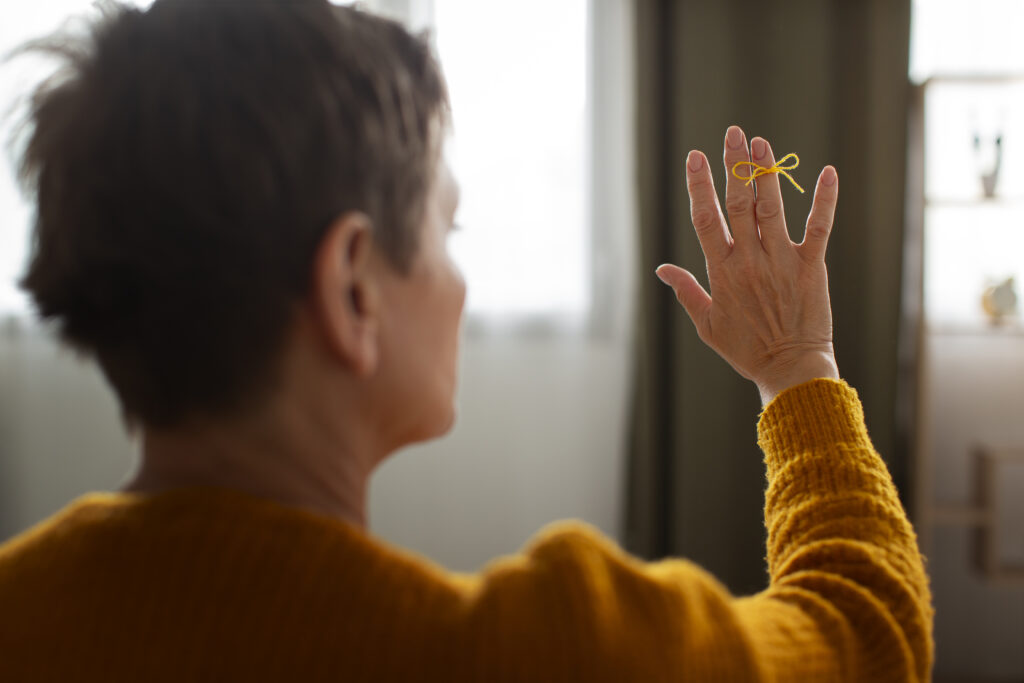 woman wearing string finger reminder